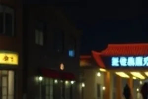 《樱色信号灯》封面，雨夜路口红灯与两个人的侧影
